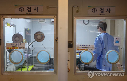 코로나19 감염병 등급 하향을 하루 앞둔 지난 8월 30일 서울 중구보건소 선별진료소에서 의료진이 검사부스를 둘러보고 있다. 연합뉴스